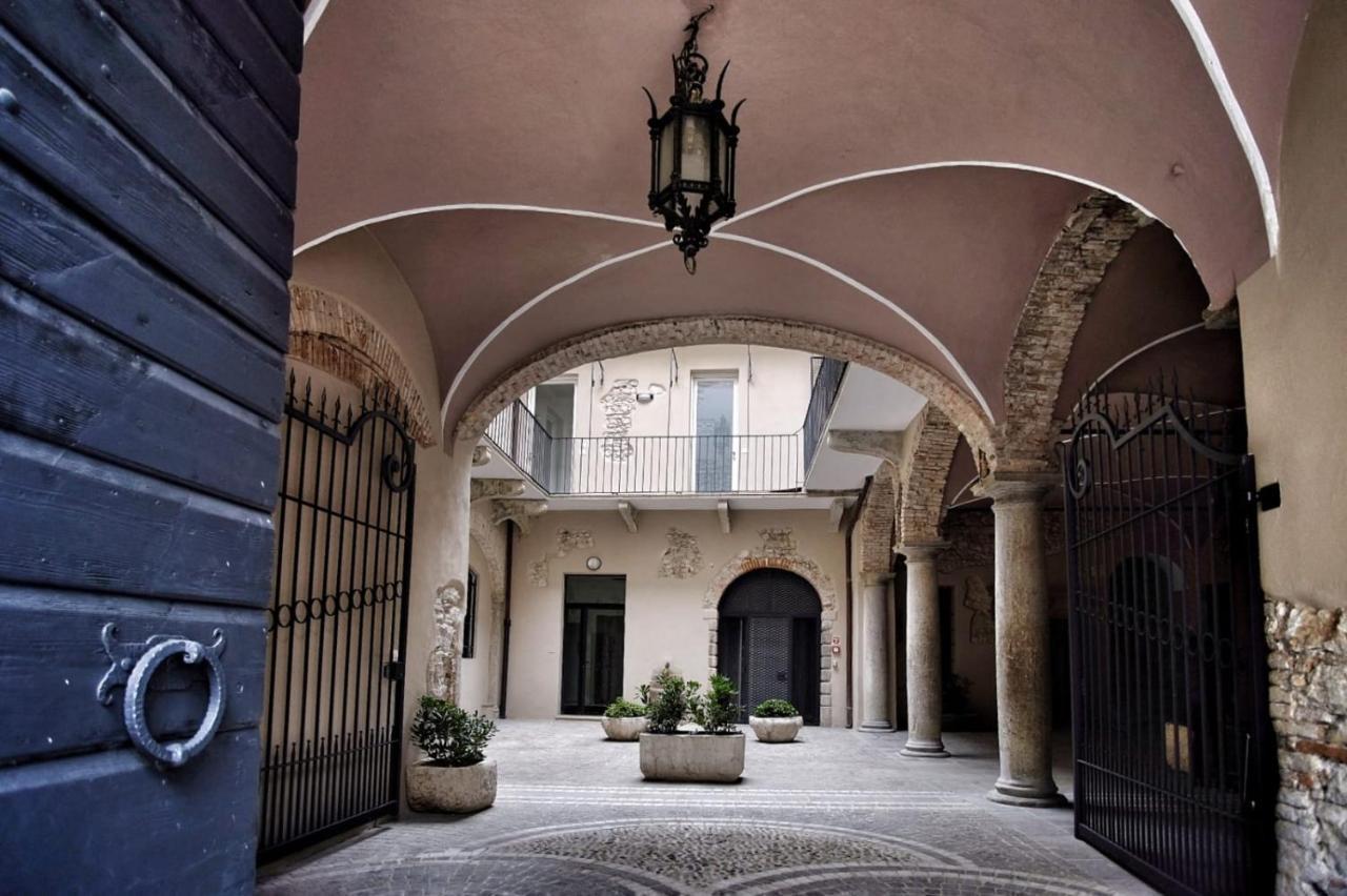 Corte Trento Desenzano del Garda Buitenkant foto
